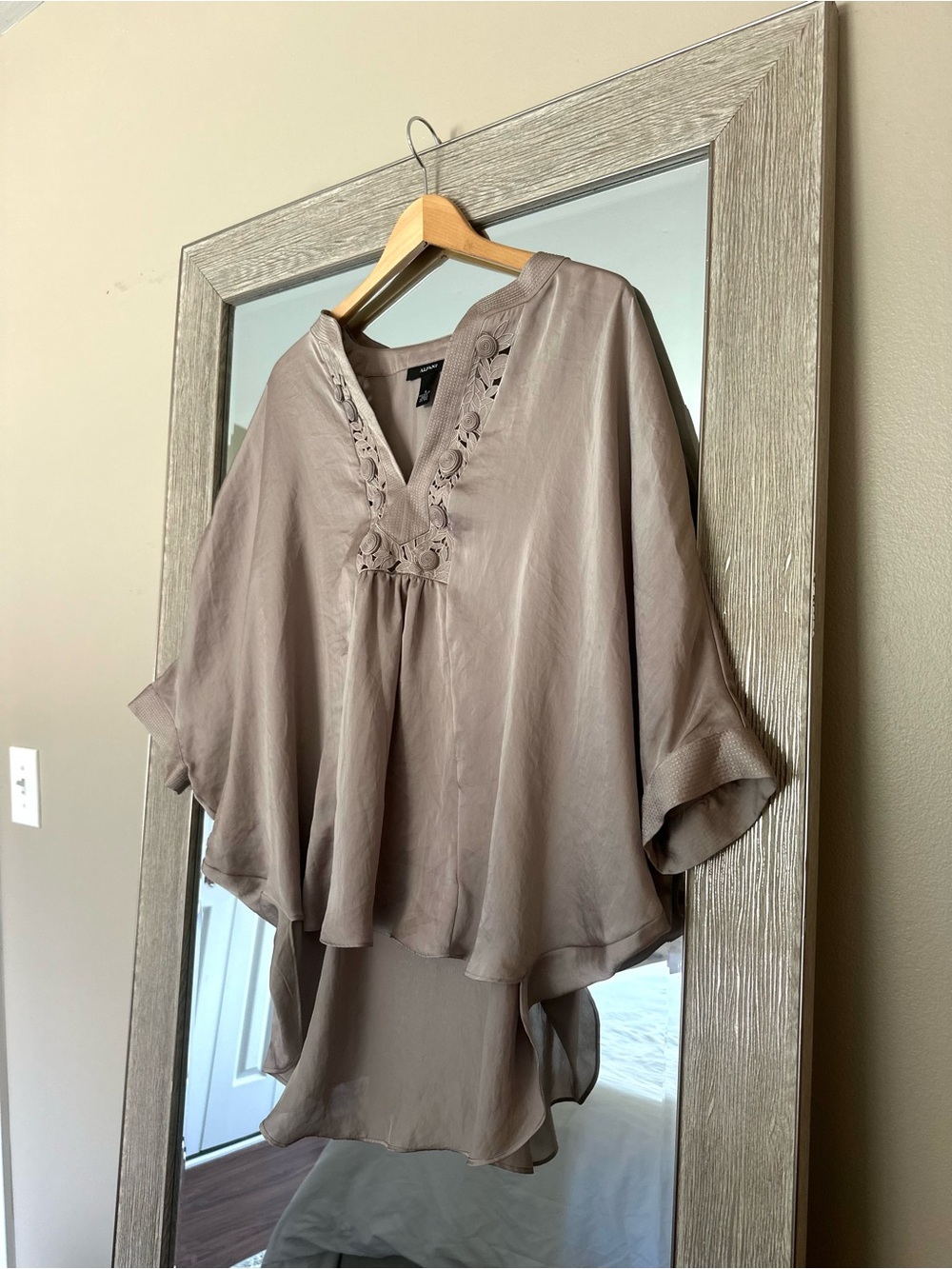 Alfani Women’s Taupe Butterfly Sleeve Blouse Floral Appliqué Size 6 Medium